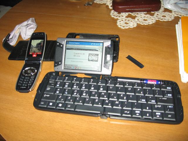 POcket PC HP Ipaq hx4700 con teclado bluetooth y móvil Sharp GX-25 haciendo de módem GPRS.